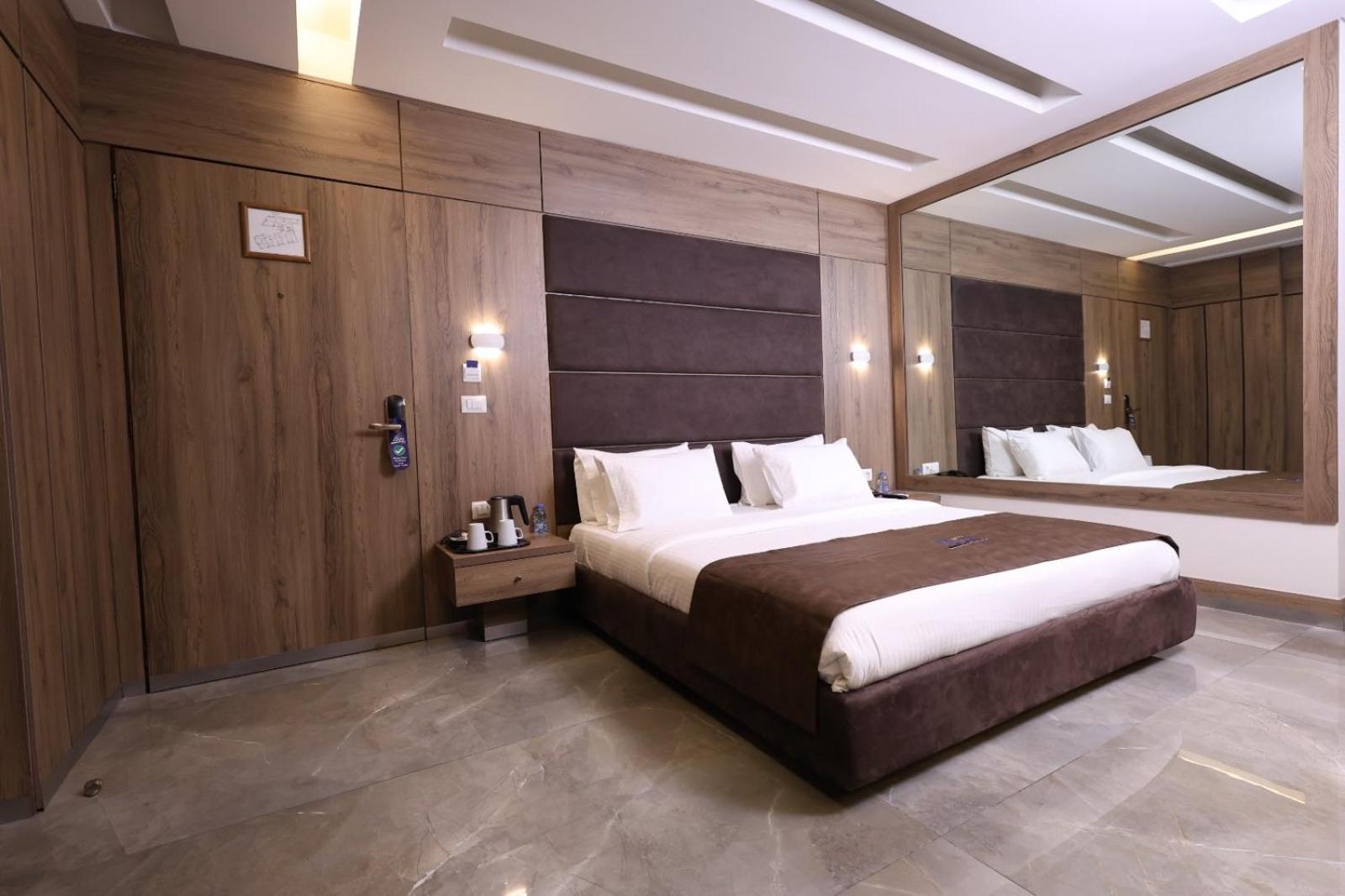 Ibiza Hotel จูนิเย ภายนอก รูปภาพ